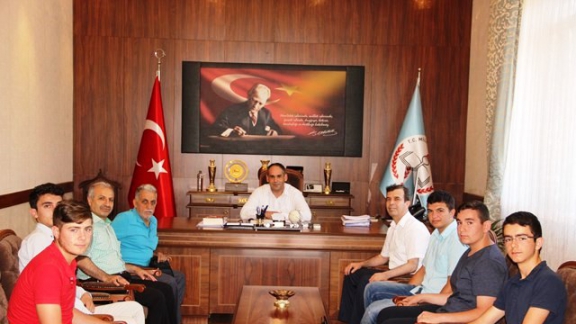       İlimiz Merkez Anadolu İmam Hatip Lisesi Öğrencileri İl Milli Eğitim Müdürümüz Murat Aşımı Makamında Ziyaret etti.