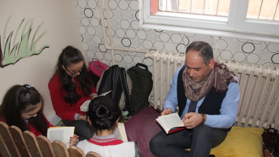 Kitap Kurdu Projesi Kapsamında Mustafa Dalcalı Ortaokulunda Okuma Etkinliği Yapıldı.