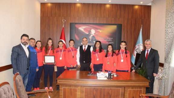 Okullararası Spor Müsabakalarında Dereceye Giren Öğrencilerimiz İl Milli Eğitim Müdürümüz Murat AŞIM´ı ziyaret etti.
