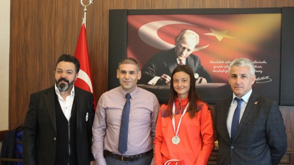 Liseler  Arası Taekwondo Genç Kızlar Türkiye Şampiyonası nda Türkiye İkincisi Olan Öğrencimiz İl Milli Eğitim Müdürümüzü ziyaret etti.