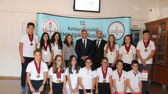 World  Scholars  Cup  Yarışmasında Madalya Kazanan Özel Fen Bilimleri Okulu Öğrencilerimiz İl Milli Eğitim Müdürümüz Murat AŞIMı  Ziyaret etti.