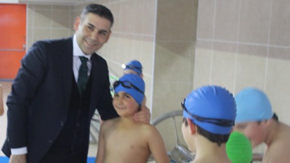  1 Kulaç 1 Hayat Projesi Gazi Mustafa Kemal İlkokulu 4. Sınıf Öğrencilerinin Yüzme Etkinliğiyle Başladı