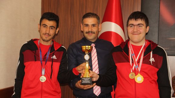 İl Millî Eğitim Müdürü Murat AŞIM Şehit Mutlucan Kılıç Özel Eğitim Uygulama Okulunun Başarılı Sporcularını Kabul Etti.