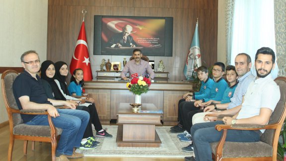 İlimiz Merkez Kırklareli İmam Hatip Ortaokulu Öğrencileri Millî Eğitim Müdürü Murat AŞIM´ı ziyaret ettiler.