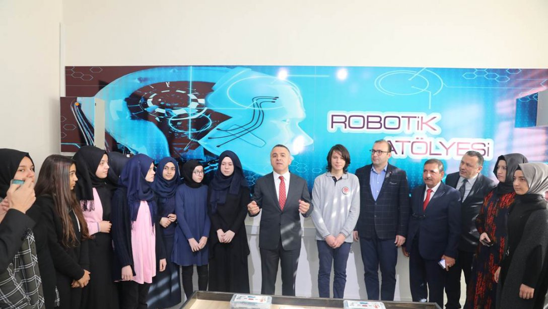  İl Milli Eğitim Müdür V. Cahit AKIN, Kırklareli Anadolu İmam Hatip Lisesi Robotik ve Kodlama Atölyesinin açılış törenine katıldı.