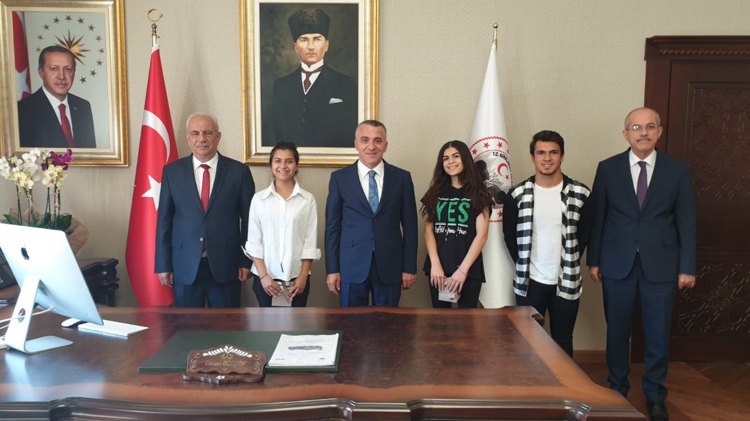  Valimiz Sayın Osman BİLGİN YKS sınavında başarılı olarak üniversiteye yerleşen Kırklareli Bilal Yapıcı Güzel Sanatlar Lisesi öğrencilerini makamında kabul etti.