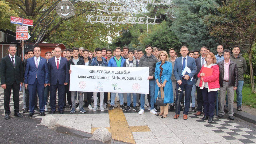 İl Milli Eğitim Müdür V. Hüseyin KALKAN, Paşabahçe Cam Sanayi Lüleburgaz Fabrikası gezisine giden öğrencileri yolcu etti. 
