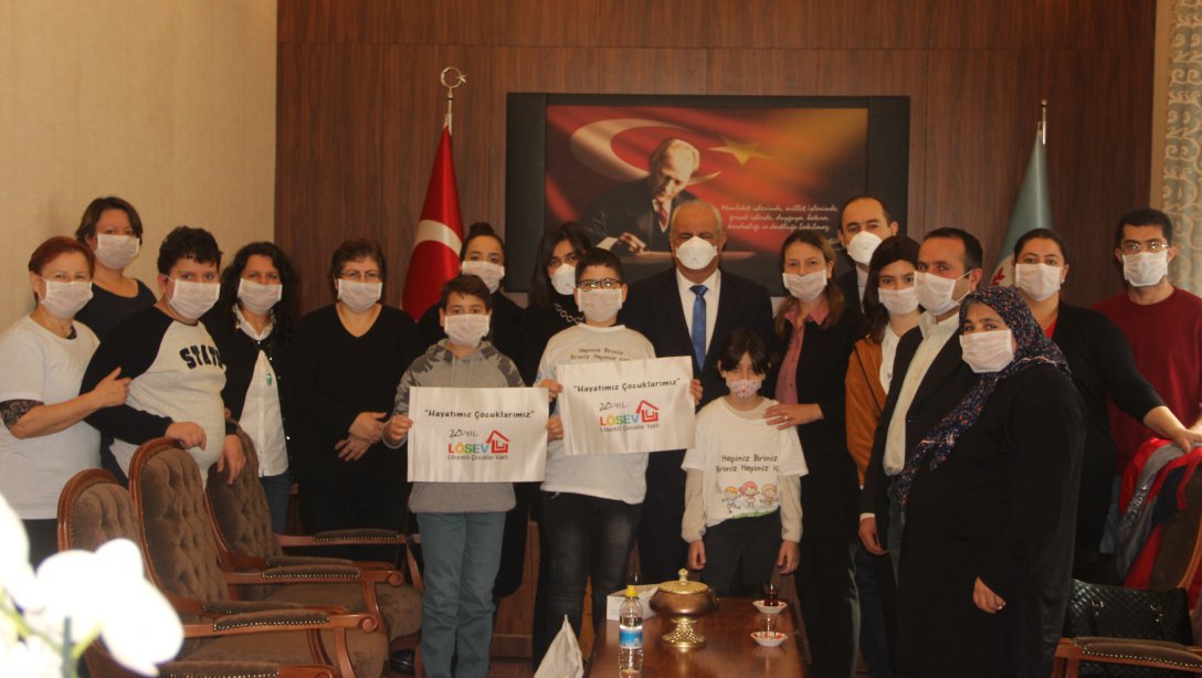Lösemili Çocuklar Vakfı İstanbul İl Koordinatörü Uğur BOZ ve LÖSEV Kırklareli Temsilcisi Seher ERÇEK, İl Milli Eğitim Müdür V. Hüseyin KALKAN'ı makamında ziyaret etti. 