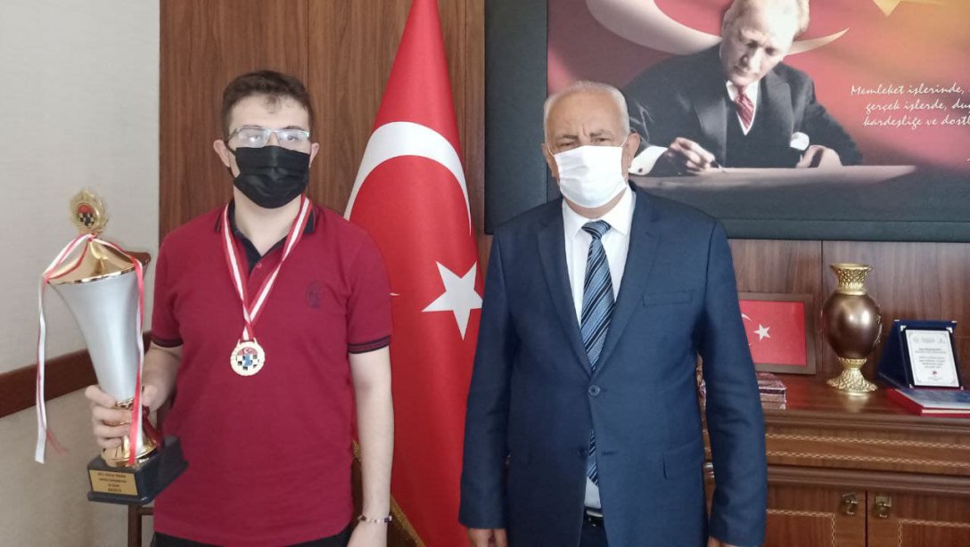 İl Milli Eğitim Müdürümüz Hüseyin KALKAN, 16 Yaş Satranç Türkiye Şampiyonu İlker Özcan' ı Makamında Kabul Etti.