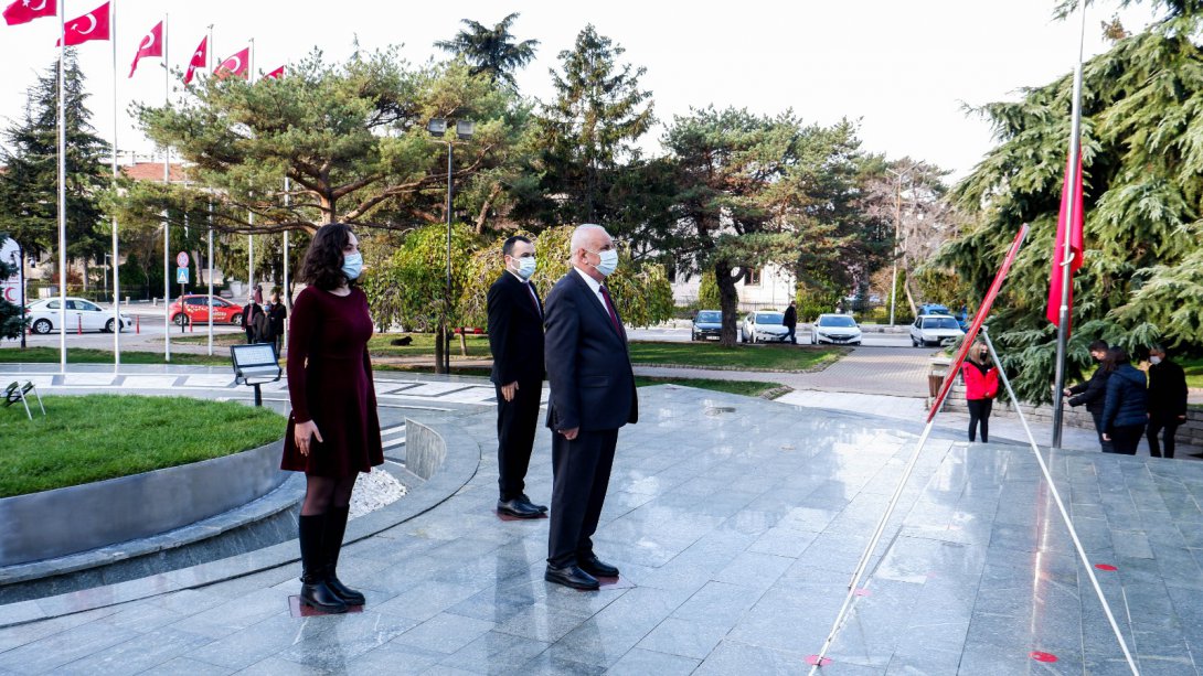 İl Milli Eğitim Müdürümüz Hüseyin KALKAN, 24 Kasım Öğretmenler Günü Dolayısıyla Atatürk Anıtına Çelenk Sundu.