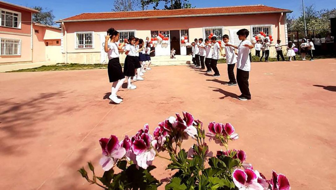 İl Milli Eğitim Müdürümüz Hüseyin KALKAN, Kırkşehitler İlkokulu'nda 23 Nisan Kutlamalarına Katıldı.