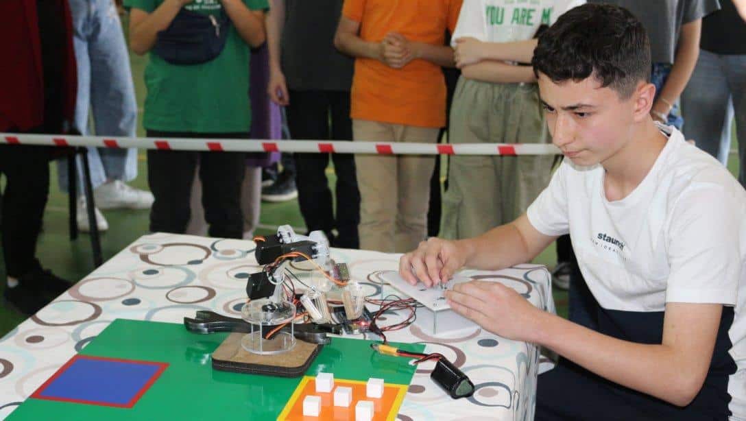 Robokal'23 Robot Yarışması ve Teknoloji Sergisi Yoğun Katılımla Gerçekleştirildi.
