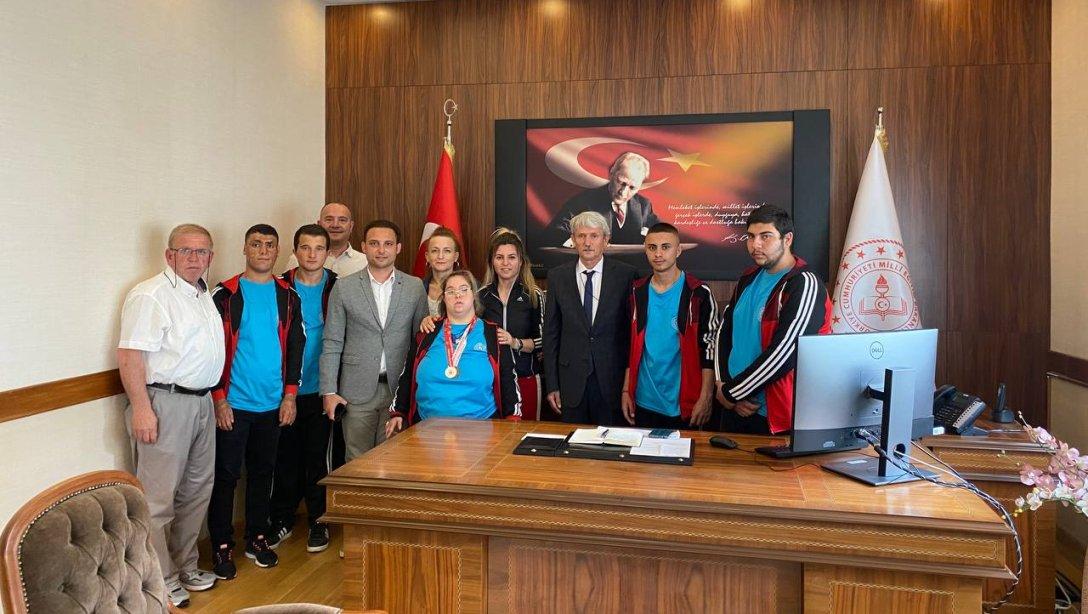 Bilal Yapıcı Özel Eğitim Meslek Okulu Sporcuları İl Milli Eğitim Müdür V. Ali ERGİN' i Ziyaret Etti.