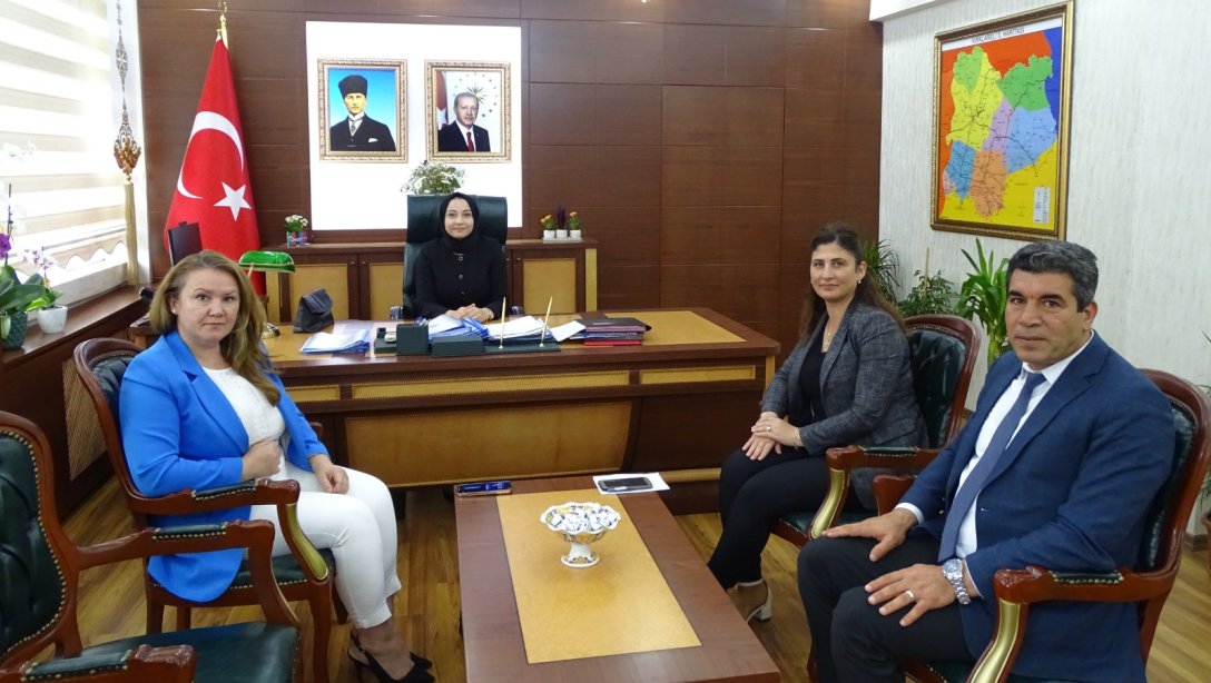 İl Milli Eğitim Müdürü Hilal Liliyar ÖZEFSUN, Pınarhisar Kaymakamı Sayın Rabia NAÇAR ÇANAKCIOĞLU' nu Ziyaret Etti. 