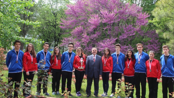 Türkiye Üçüncüsü Olan Kırklareli Anadolu Lisesi Halk Oyunları Ekibi İl Müdürümüzü Ziyaret Etti.