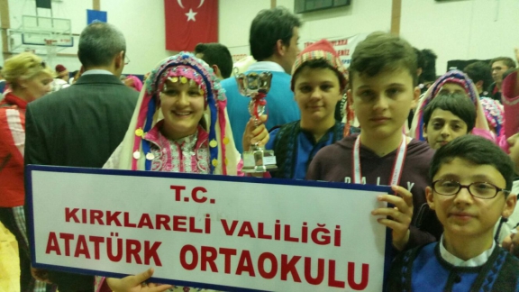 Atatürk İlk ve  Ortaokulu Halk Oyunları Stilize Dalda İl Birincisi Oldu