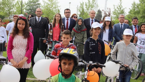        Türkiye Sağlıklı Beslenme ve Hareketli Hayat Programı  ve Okullarda Fiziksel Aktivitenin Arttırılması Projesi Kapsamında Öğrencilerimize Bisiklet Dağıtıldı.