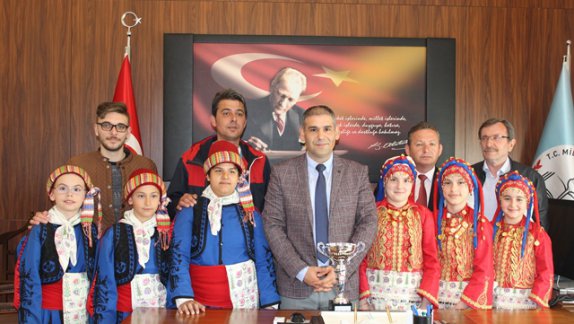 Halk Oyunları Minikler Düzenlemeli Dalda Dereceye Giren Öğrencilerimiz  İl Milli Eğitim Müdürümüz Murat AŞIMı ziyaret etti.  
