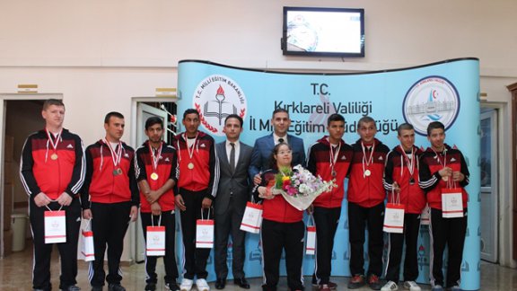 Özel Olimpiyatlar Türkiye Engelli Bireyleri Arasında Düzenlenen Yarışmalarda Dereceye Giren Öğrencilerimiz İl Milli Eğitim Müdürümüz Murat AŞIMı ziyaret etti.  