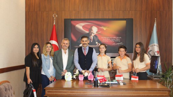 Toki Ahmet Cevdet Paşa Ortaokulunda Origami Sergisi Açan Öğrenciler İl Milli Eğitim Müdürü Murat AŞIM´ ı ziyaret etti. 