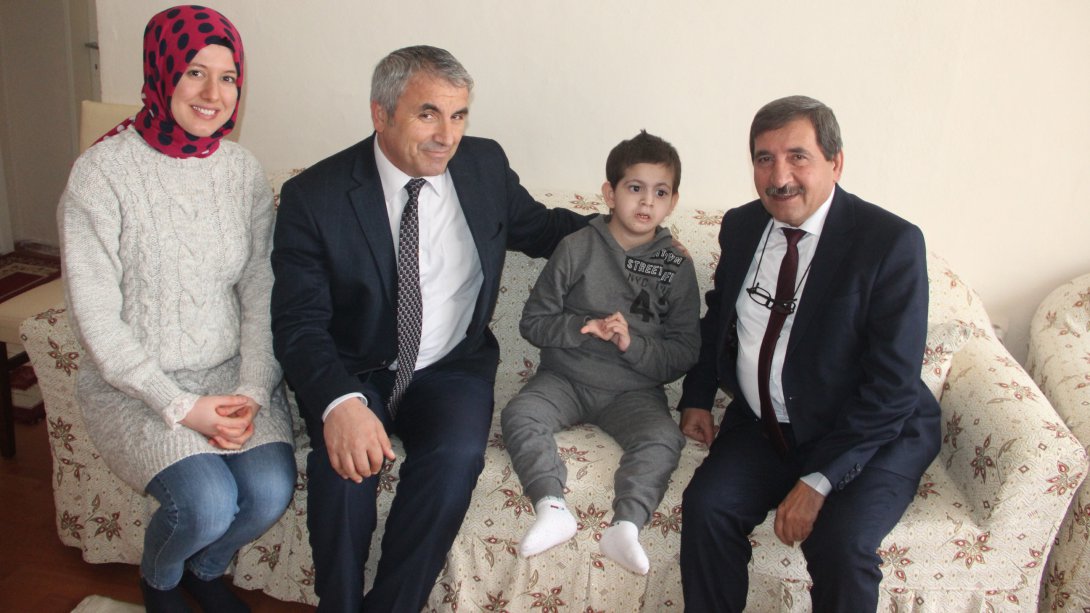 İl Milli Eğitim Müdür V. Cahit AKIN, evinde eğitim gören Mustafa Dalcalı İlkokulu öğrencisi Efe BELDEK´ i ziyaret etti. 