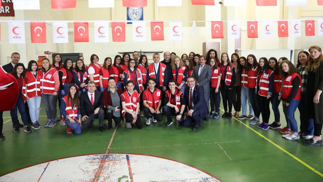 Kırklareli Anadolu Lisesi tarafından düzenlenen "Geleneksel Kan Bağışı Kampanyası"nın bu yıl üçüncüsü gerçekleştirildi.