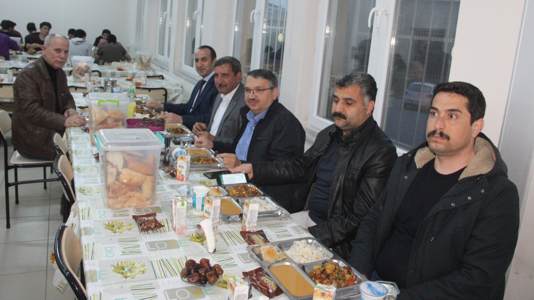 İl Milli Eğitim Müdür V. Cahit AKIN Kırklareli Türkiye Odalar ve Borsalar Birliği Anadolu Lisesi´nin düzenlediği iftar programına katıldı.
