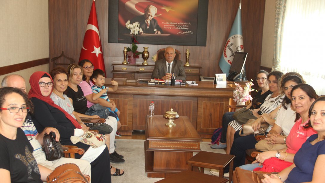 Cumhuriyet Ortaokulu öğretmenleri, İl Milli Eğitim Müdür V. Hüseyin KALKAN'ı makamında ziyaret etti.