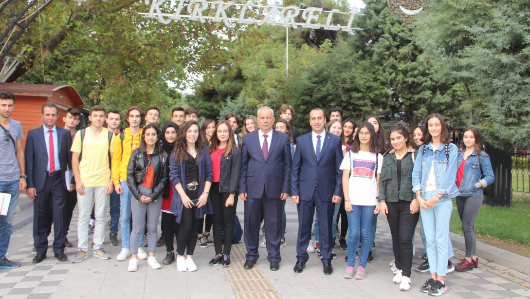 İl Milli Eğitim Müdür V. Hüseyin KALKAN  İstanbul, Uzay ve Teknoloji Festivali (TEKNOFEST)'ne gidecek öğrencileri yolcu etti.