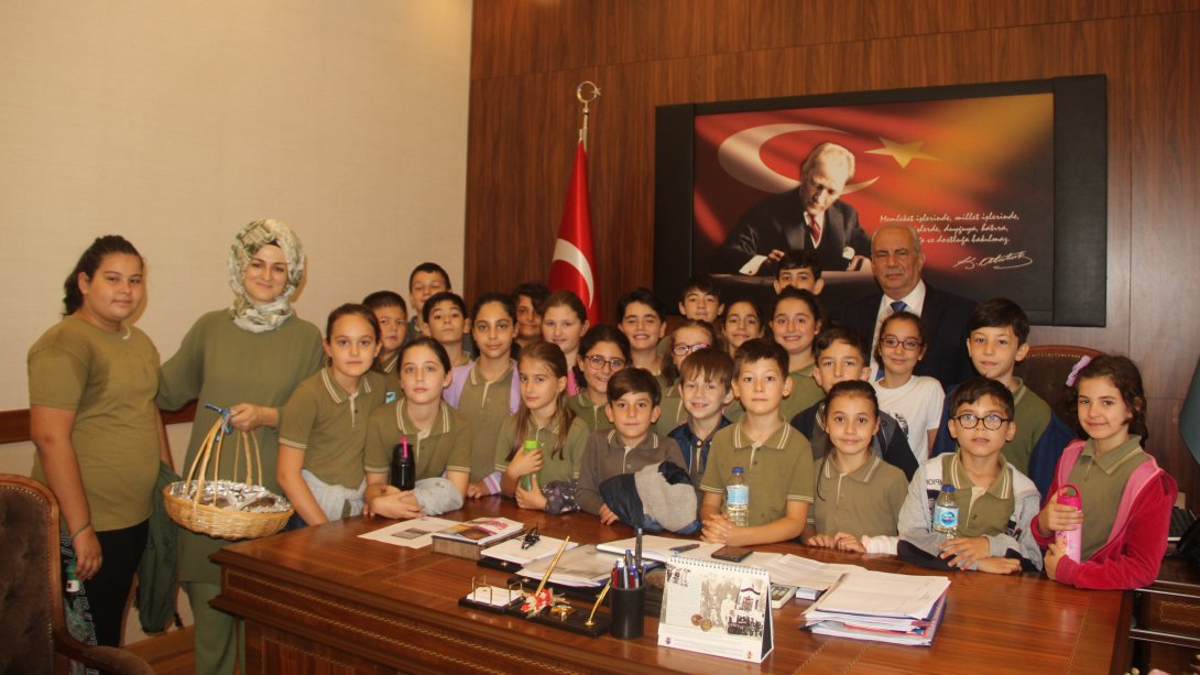 Atatürk İlkokulu 4. sınıf öğrencileri öğretmenleri ile birlikte, 4 Ekim Hayvanları Koruma günü etkinliği kapsamında  İl Milli Eğitim Müdür V. Hüseyin KALKAN'ı makamında ziyaret etti. 