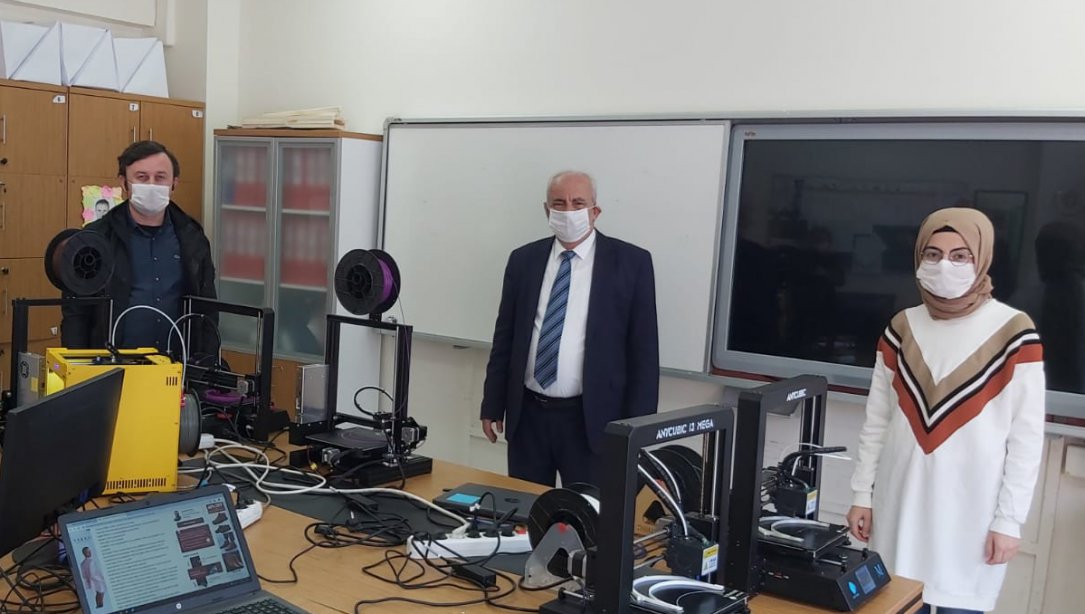 İl Milli Eğitim Müdür V. Hüseyin KALKAN, Kırklareli Bilim ve Sanat Merkezi'nin 3-D Yazıcılarla Yüz Koruyucu Siper Üretim Sürecini Yerinde İzledi.