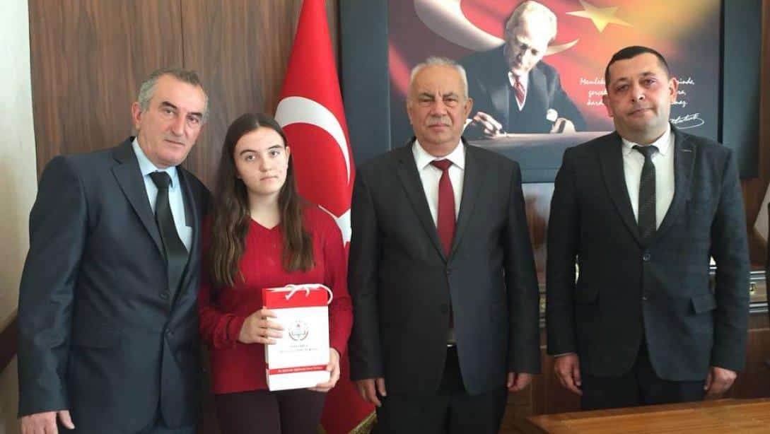 İl Milli Eğitim Müdürümüz Hüseyin KALKAN, Öykü Yarışması Türkiye 1. si Öğrencimiz Fulya ER' i ve Öğretmenlerini Misafir Etti.