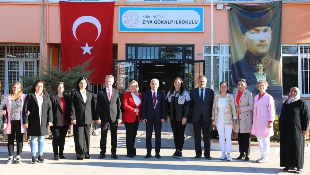 Valimiz Sayın Uğur TURAN, İl Milli Eğitim Müdürümüz Hilal Liliyar ÖZEFSUN ile Cumhuriyetimizin 101. yılında Cumhuriyet Haftasına Ziya Gökalp İlkokulunda, İstiklal Marşı Törenine katıldı.