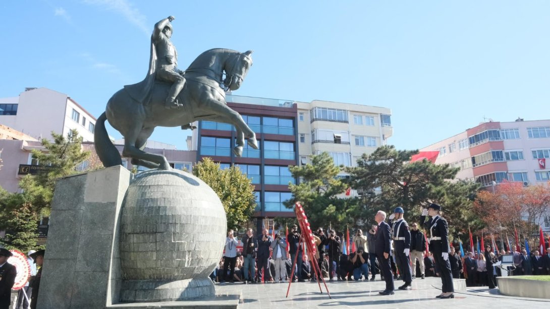 İl Milli Eğitim Müdürümüz Hilal Liliyar ÖZEFSUN, 29 Ekim Cumhuriyet Bayramımızın 101. Yılı Kutlamaları Kapsamında Özgürlük ve Demokrasi Meydanı'nda Gerçekleştirilen Çelenk Sunma Törenine Katıldı.